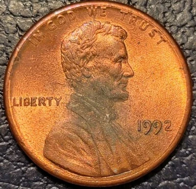 Lincoln Cent 1992 tiene emisión de laminación en el anverso N troquel grietas en el reverso.  Foto 1 de 4