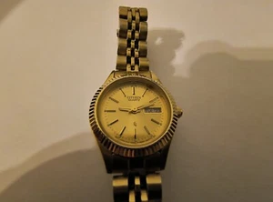 CITIZEN GOLD TONE LADIES’ QUARTZ WRISTWATCH DAY/DATE 6000-R00421 - Picture 1 of 4