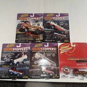 Set 4 tappi Johnny Lightning Show e 1 auto edizione limitata anniversario - Foto 1 di 1