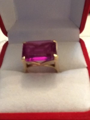 Anillo de alejandrita sintética rectangular de oro amarillo de 14k audaz, tamaño 5,75 Foto 1 de 4