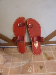 KINO KEY WEST RED LEATHER BUCKLE STRAP TOE RING SANDALS Wmn Sz. 9 NWOB - Picture 1 of 4