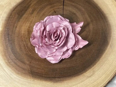 Peine de pelo de metal lateral hecho a mano de 3 1/2" borde quemado flor rosa polvorienta novia formal Foto 1 de 3