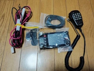 Nadajnik-odbiornik Yaesu do pasm 144/430 MHz YAESU FTM-400XDH C4FM 50W - Zdjęcie 1 z 1