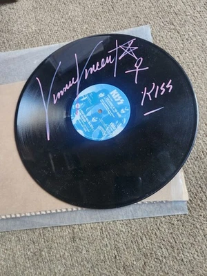 KISS UK 12" VINYL SINGLE CREATURES OF THE NIGHT ETCHED Signed By Vinnie Vincent  Foto 1 de 2