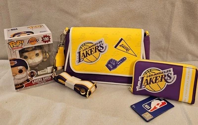 NBA 湖人队收藏品全新带标签 Loungefly 钱包,匹配钱包。 湖人圣诞老人 Funko — 第 1/4 张图片