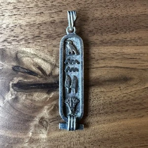 Ciondolo cartiglio geroglifico revival egiziano in argento sterling - Foto 1 di 8