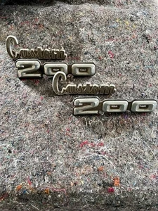 VTG Chrome Custom 200 Nameplate Emblems 1972-1976 Dodge Trucks #3495675 - Bild 1 von 16