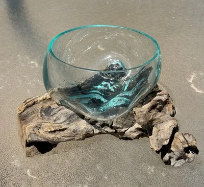 Único tazón escultural de vidrio fundido LG de 6" sobre raíz de madera a la deriva de teca natural Foto 1 de 4