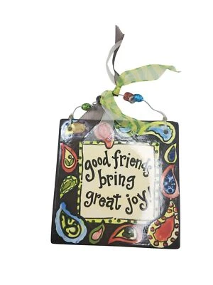 Placa de pared de cerámica con cinta "Buenos amigos traen gran alegría" de Glory Haus Foto 1 de 4