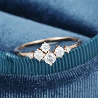 Anillo de compromiso redondo de 0,8 quilates VVS1 con racimo de diamantes chapado en oro rosa de 14 quilates simulado Foto 1 de 4