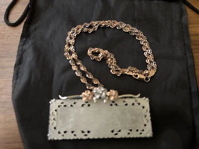 FABULOSO COLGANTE Y CADENA TRICOLOR DE DISEÑO 14K CON CHIP DE JUEGO TALLADO ANTIGUO Foto 1 de 4