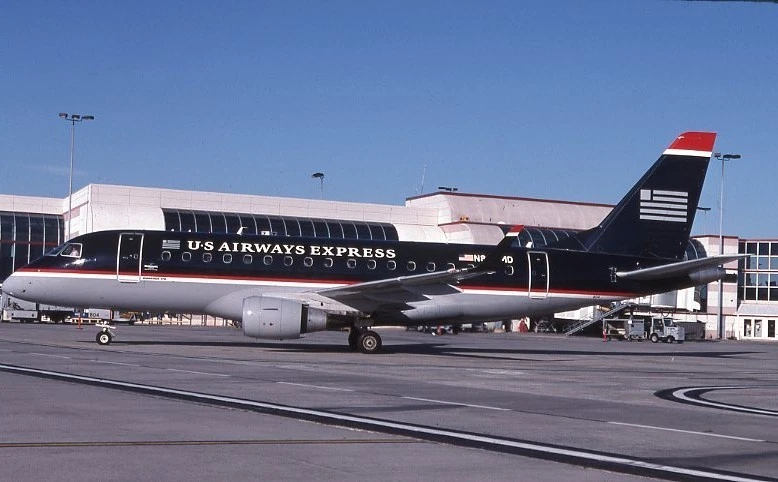 US Airways Embrear EMB-175 colores antiguos ocultos - Kodachrome 35 mm diapositiva Foto 1 de 1