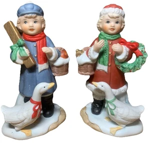 2er Set Vintage Homco Biskuit Junge & Mädchen Figuren mit Gänsen & Weihnachtsgeschenken 5304 - Bild 1 von 6