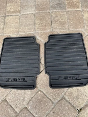 Tapetes traseiros de borracha 2010–2014 Subaru Outback Legacy conjunto de 2 fabricantes de equipamento original - Imagem 1 de 4