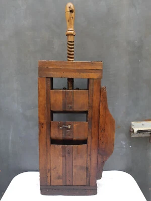 Ancien Outil Boite à Recaler Plate Presse Menuisier Étau Ébéniste Art Populaire - Photo 1/4