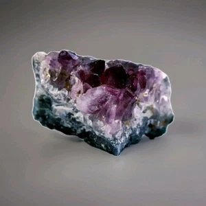 Quarzo Su AMETISTA Drusa di Cristalli Prismatici Porzione di Geode 80x50x60 mm - Imagen 1 de 8