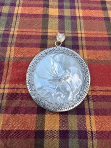 "Colgante grande concha opulenta redonda de 2,75"" diseño de flores, tono plata hermoso" - Imagen 1 de 4