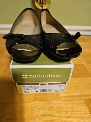 Womens black leather open toe shoes, 9.5 m, Naturalizer, pierced floral w/bow - Image 1 of 4