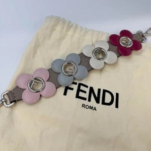 Auténtico Fendi Mini Correa Tú Mano Flor Multicolor Tachuelas Para Mujer FLogo Japón - Imagen 1 de 12
