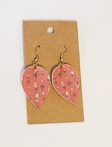 Pendientes colgantes ligeros de imitación de cuero en forma de lágrima - Estampado de plumas rojas - Imagen 1 de 1