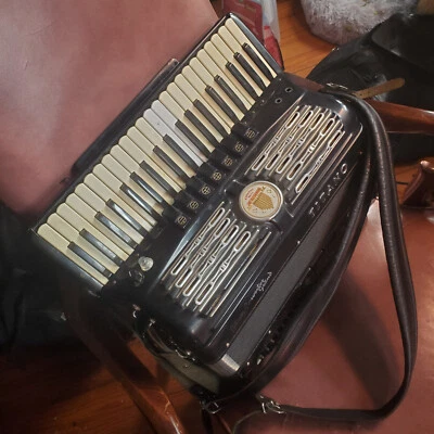 Titano acordeón 120 bajo Palmer Hughes Free Bass Convertor Grand de colección Foto 1 de 4