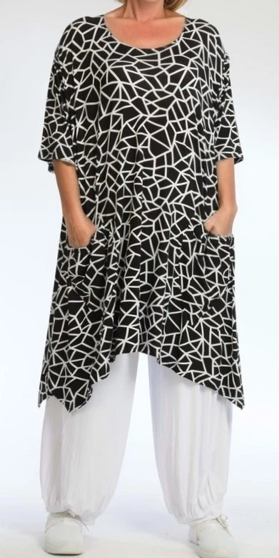 PLUS SIZE BLACK/WHITE ABSTRACT JERSEY 2 POCKETS A-LINE LONG TUNIC Size 24-26 - Image 1 of 4