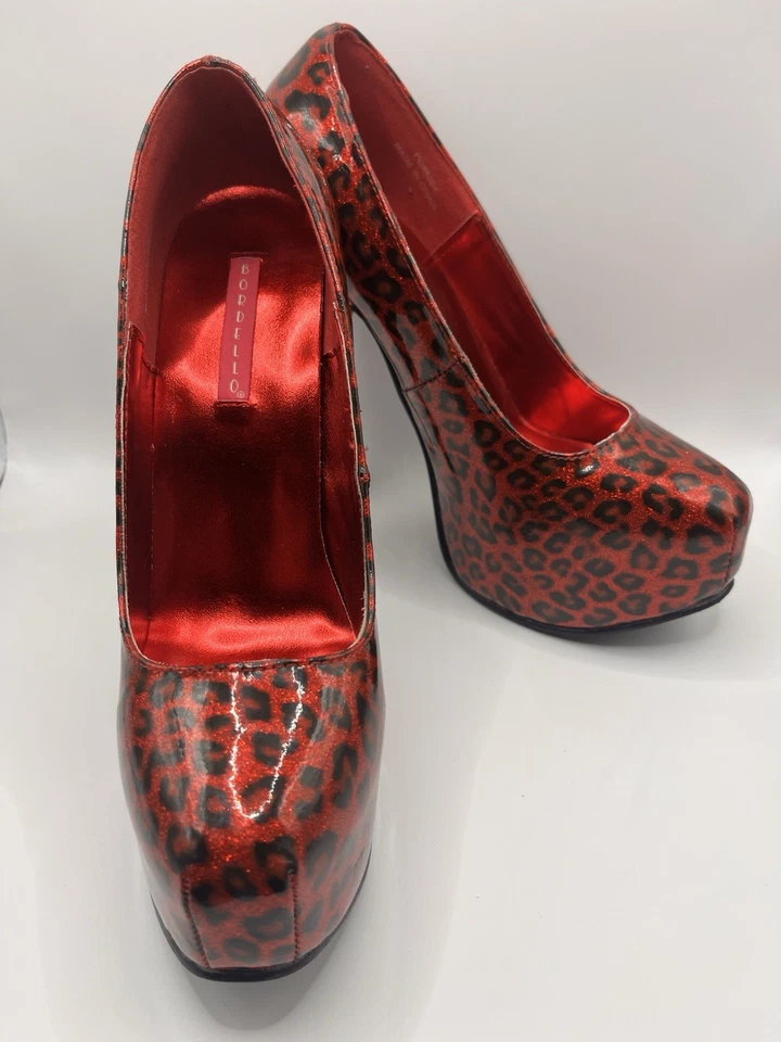 Zapatos de tacón Bordello de 5,75", plataforma de charol guepardo rojo brillante, talla 9 Foto 1 de 4
