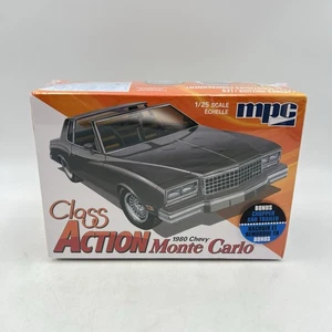 MPC 1980 Chevy Monte Carlo Classe Action 2T 1/25 MPC967M Plastica Auto/Camion NUOVO - Foto 1 di 6