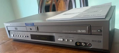 Samsung DVD VHS DVD-V3500 Dual Deck VCR Combo 4 Cabeças Hi-Fi Estéreo Sem Controle Remoto - Imagem 1 de 4