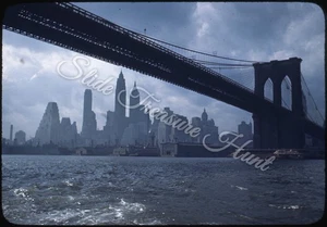 Bridge Skyline de la ciudad de Nueva York 1945 barcos 35 mm diapositiva años 40 borde rojo Kodachrome - Imagen 1 de 3