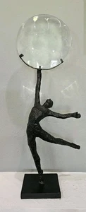 Escultura de danza contemporánea postura dinámica sostiene vidrio curvo orbe disco bronce 19" - Imagen 1 de 14