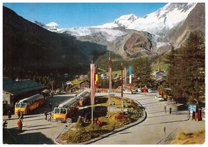 Drei alte Reisebusse am Parkplatz mit Feegletscher, Saas-Fee, Schweiz - Bild 1 von 3
