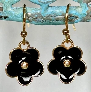 Kleine schwarze Hibiskusblumen und goldfarbene Ohrringe. Bloom - Bild 1 von 3