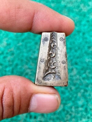 Antiguo Coleccionable Antiguo Bronce Tallado a Mano Hermoso Diseño Joyería Molde Troquel Foto 1 de 4