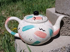 Tetera decorativa de cerámica Vibe caprichosa de los años 80 pintada a mano artista vintage - Imagen 1 de 11