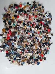 Approx 900g. Job lot Used Assorted mixed vintage / retro buttons. Free P&P - Picture 1 of 4