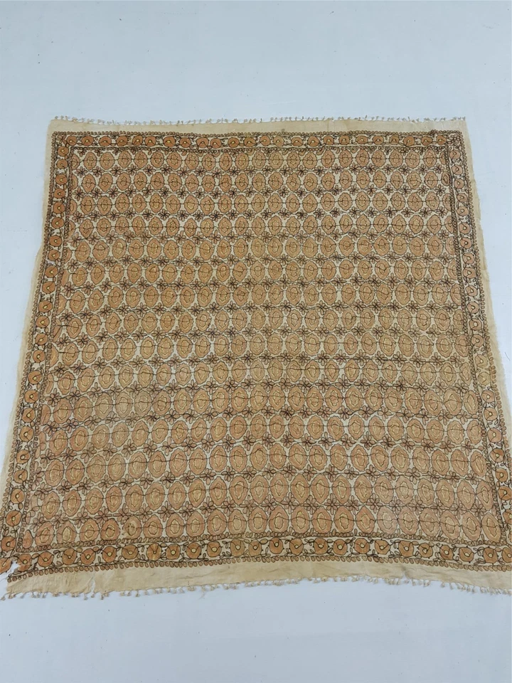 Toalha de mesa antiga de algodão bordada de seda 46x45 polegadas - Imagem 1 de 4