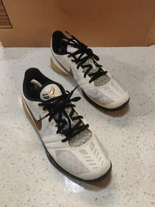 Nike Kobe Mamba Mentality Retirement White/Metallic Gold Men’s 10.5 704942-102 - Picture 1 of 8