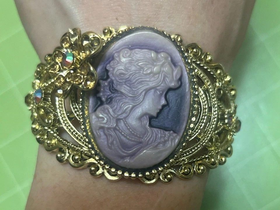 Brazalete camafeo dorado y púrpura con diamantes de imitación adornados faltan 4 piedras pequeñas Foto 1 de 3