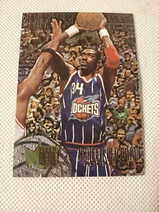 Tarjeta de la NBA Hakeem Akeem Olajuwon Fleer 1995 metal #154 The Dream Houston Rockets - Imagen 1 de 2