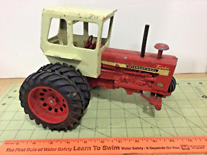Vintage 1/16 International 1256 cabbed tractor broken spindle as-is NO RESERVE