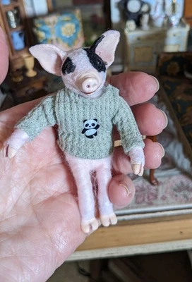 Felted 男孩猪娃娃 1: 12 娃娃屋艺术家制作 — 第 1/4 张图片