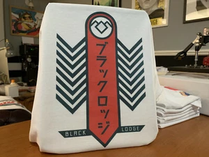 Twin Peaks Japanese Black Lodge Japanese Banner T-Shirt - David Lynch Inspired - Bild 1 von 6