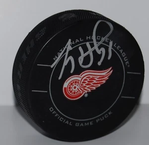 JIMMY HOWARD signed (DETROIT RED WINGS) Official game hockey puck W/COA #1 - Picture 1 of 1