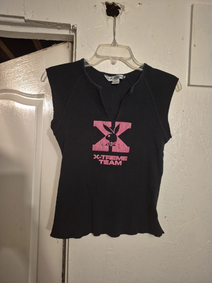 CAMISETA Y2K "X-TREME TEAM" PLAYBOY CORTE V MANGA CORTADA ACANALADA NEGRA Y ROSA M/L Foto 1 de 3