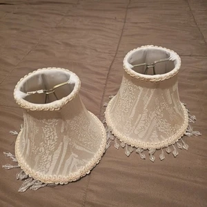 Elegantes pantallas de lámpara crema con adornos de cuentas - Imagen 1 de 4