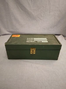 Armario de pie/caja de almacenamiento de madera GI JOE vintage 1964 con bandeja y accesorios - Imagen 1 de 6