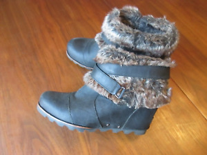SOREL Joan Of Arctic Size 10 Faux Fur Black Leather Wedge Ankle Boots NL1984-010