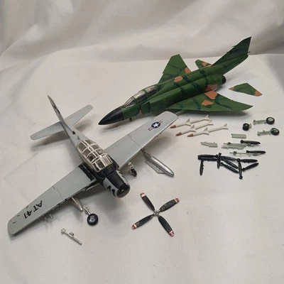 Lote de chatarra construido 1/72 era Vietnam F-4 Phantom II y monograma Skyraider piezas/restos Foto 1 de 4