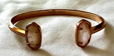 Brazalete Kendra Scott Elton Tono Dorado Marfil Madreperla Clásico Foto 1 de 2